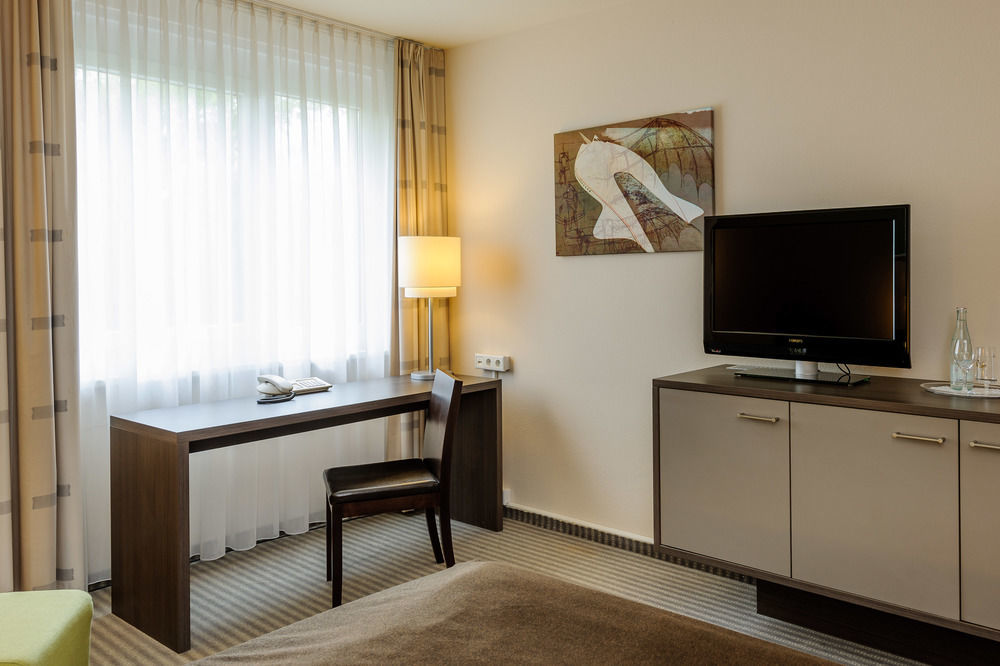Mercure Airport Hotel Berlin Tegel Exterior foto